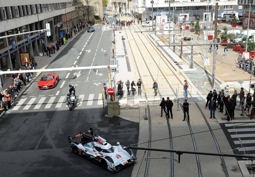 L&#39;Audi ha presentato la R18 e-tron quattro, con cui disputer la 24 Ore, facendole fare un giro per le vie di Le Mans nello stupore generale. Al volante Tom Kristensen, che ha vinto la 24 Ore di Le Mans per 9 volte. Afp. 